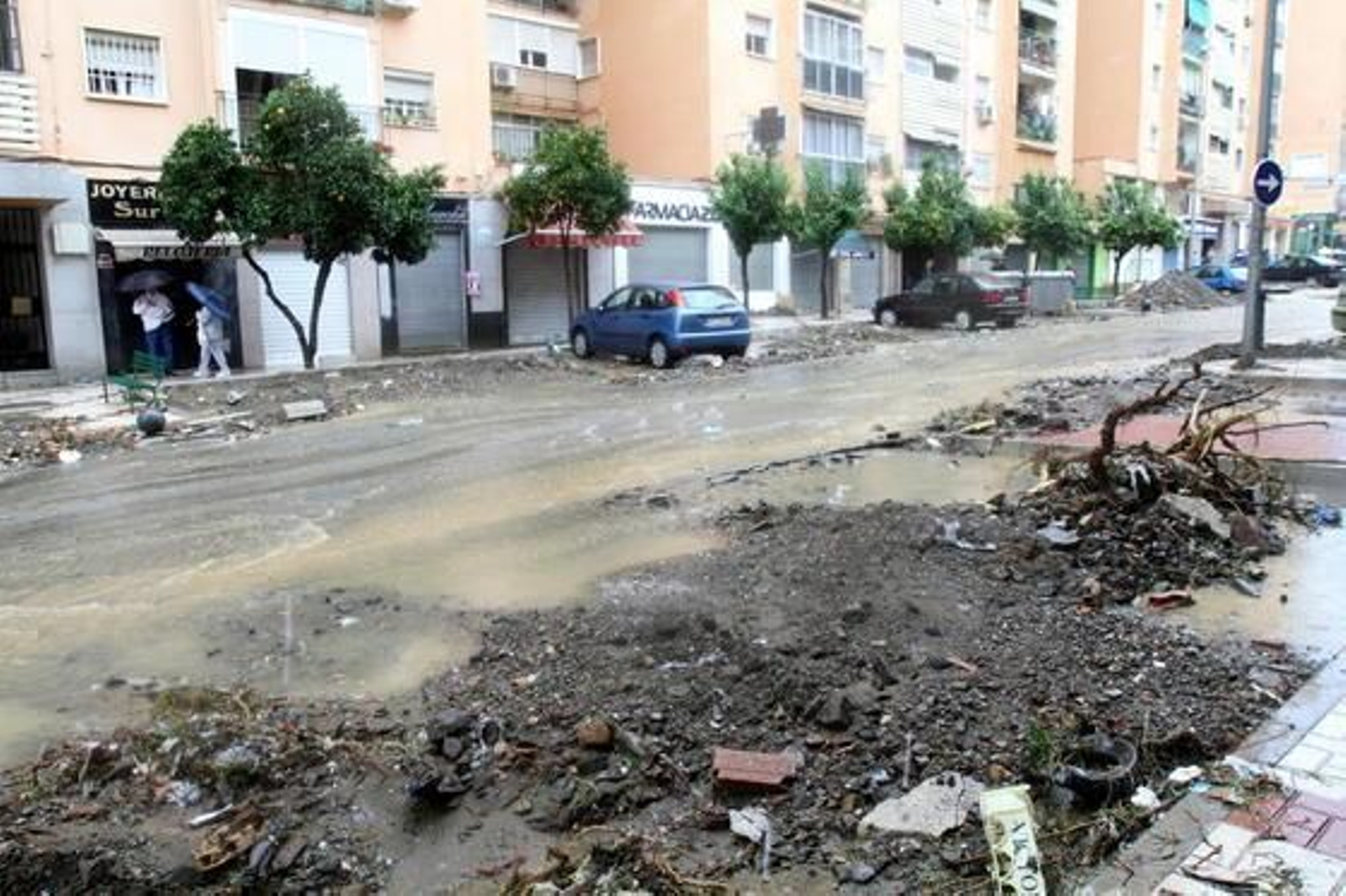 Málaga limpia el barro dejado por la tromba de agua del sábado