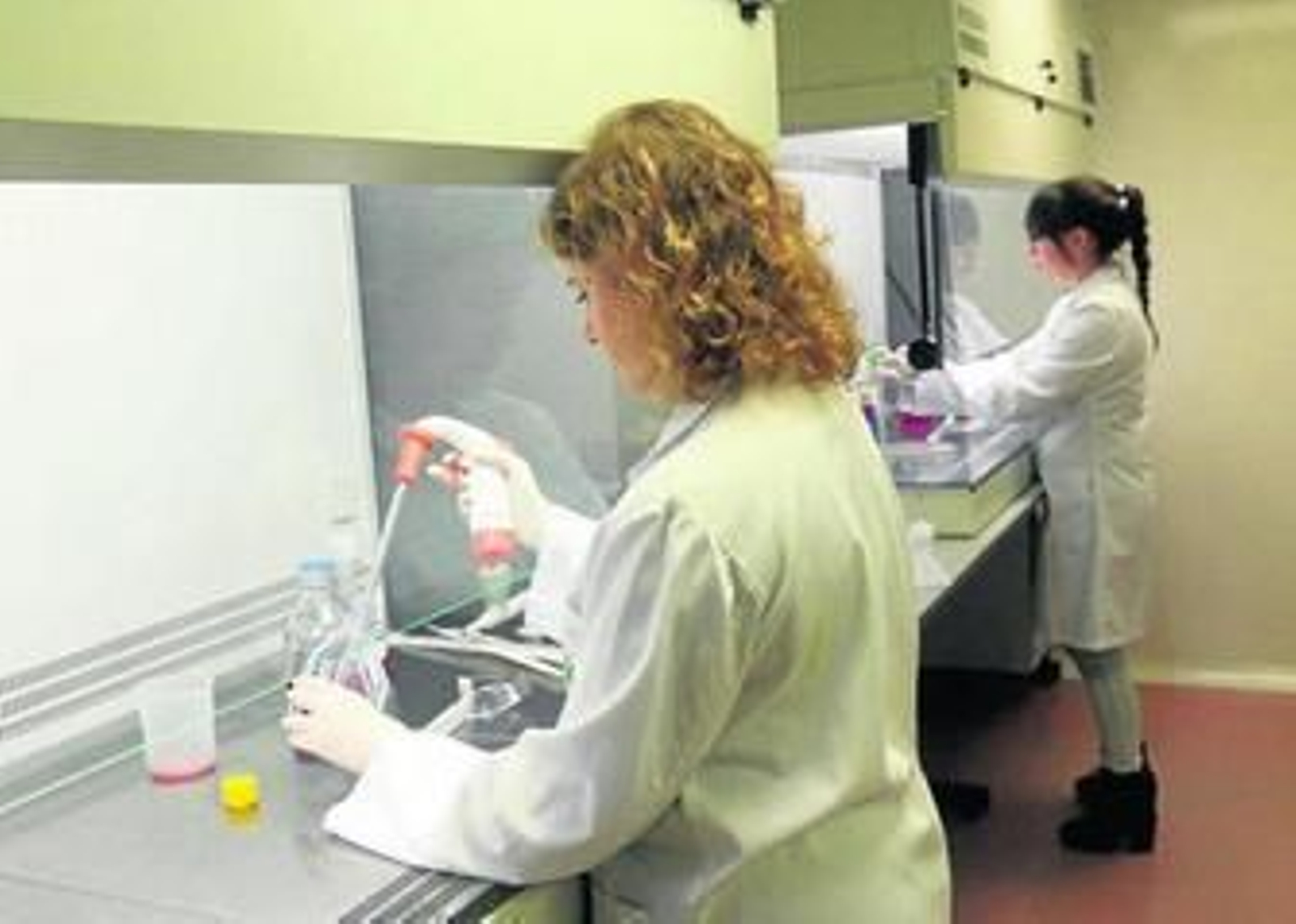 Investigadoras de la UCO en un laboratorio.