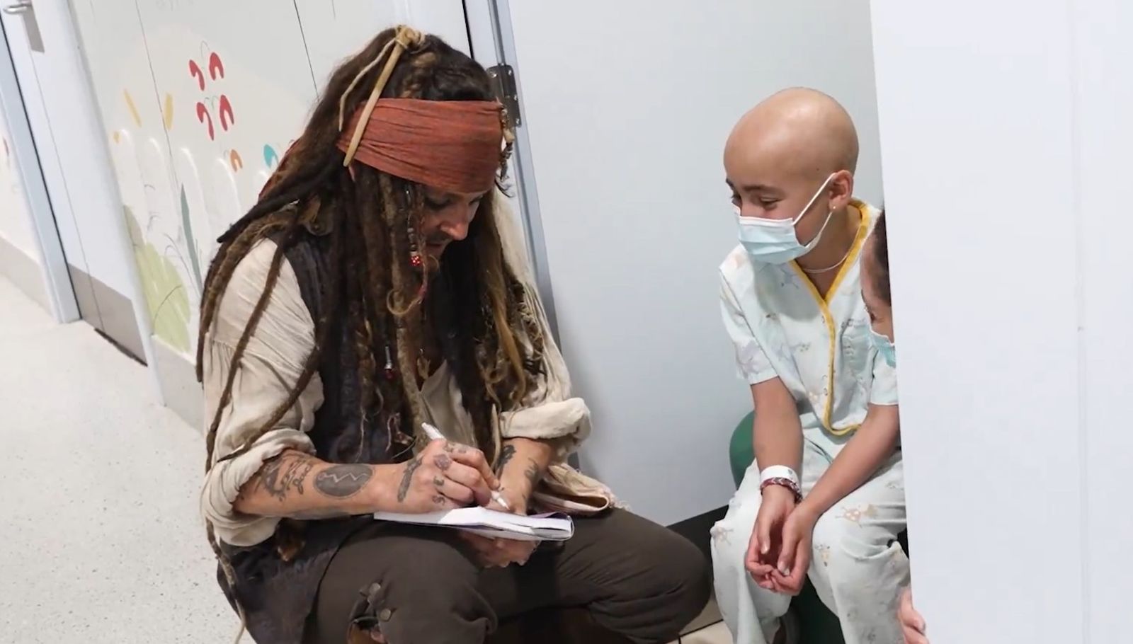 Johnny Depp, junto a una de las pacientes del centro hospitalario madrileño