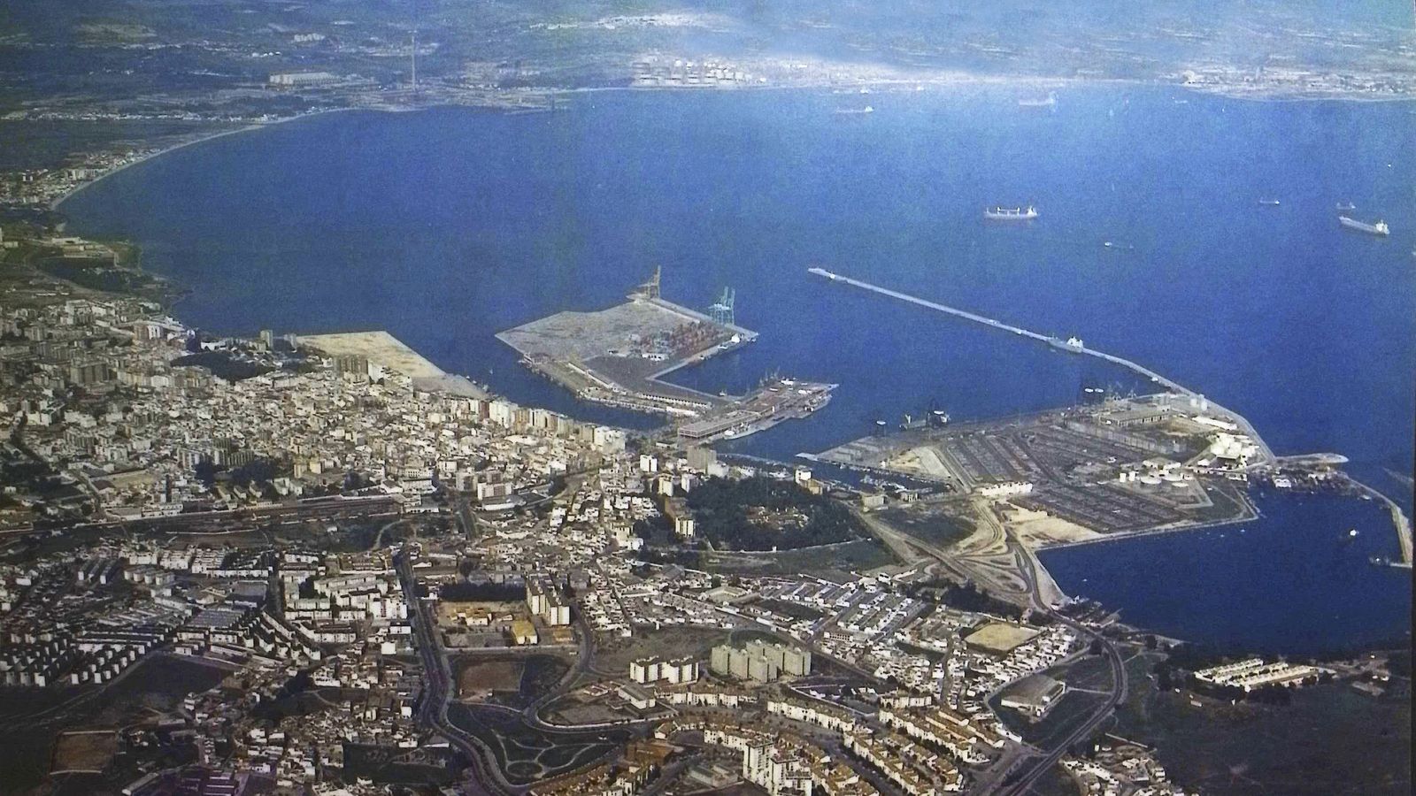 Vista aérea del actual muelle de APM Terminals Algeciras, en 1987