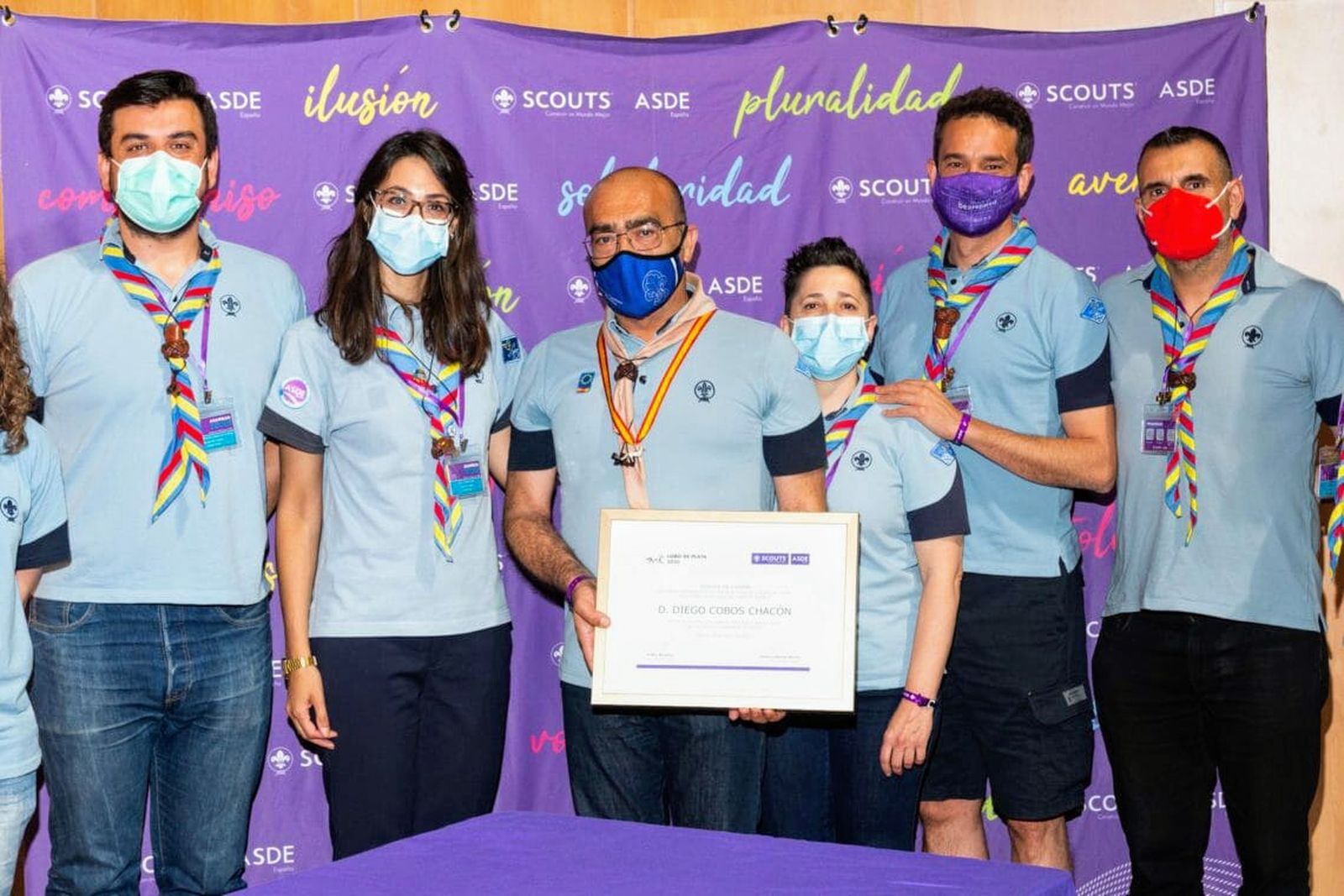El isleño Diego Cobos Chacón, en el centro, con la distinción del Lobo de Plata.