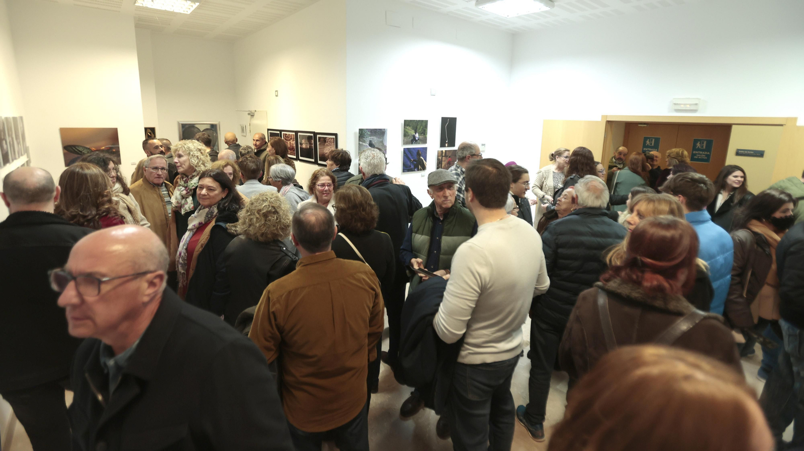 Inauguración exposición fotográfica colectiva "Diferente"