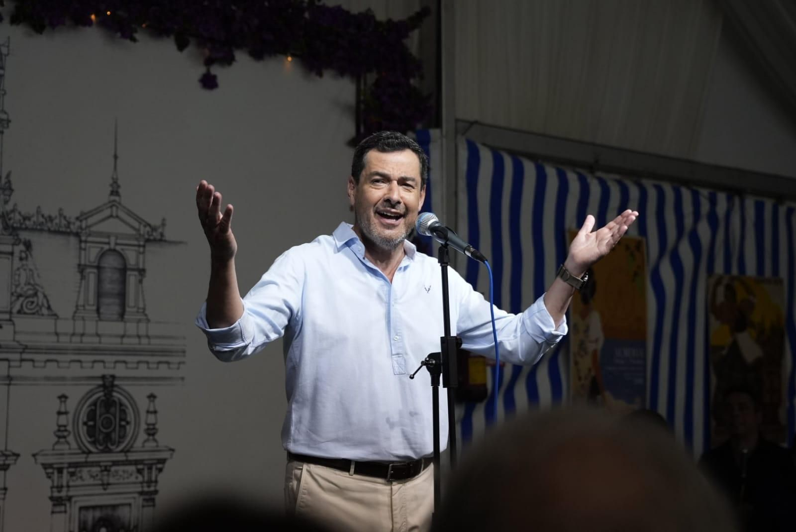 Juanma Moreno en la caseta del PP en la Feria de Almería.