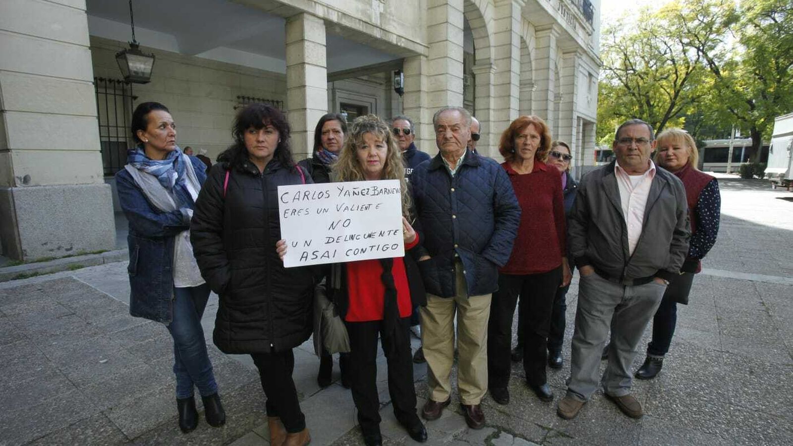 Víctimas de Idental, esta mañana, en el juzgado, donde han arropado al inspector médico.