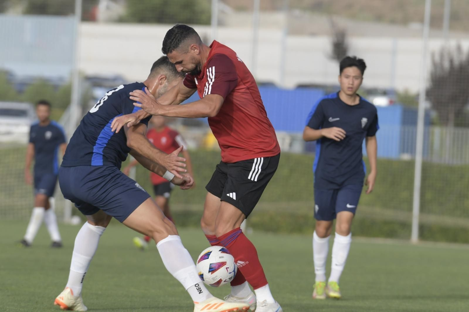 Antonio Puertas disputando un balón en el partido