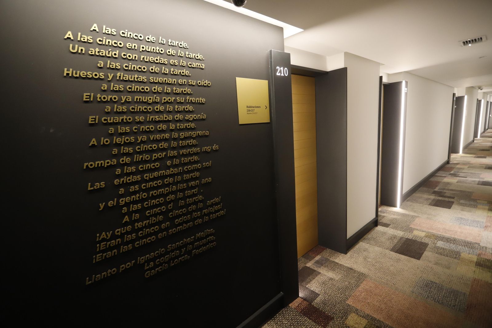 Uno de los pasillos del hotel, con versos del poeta.