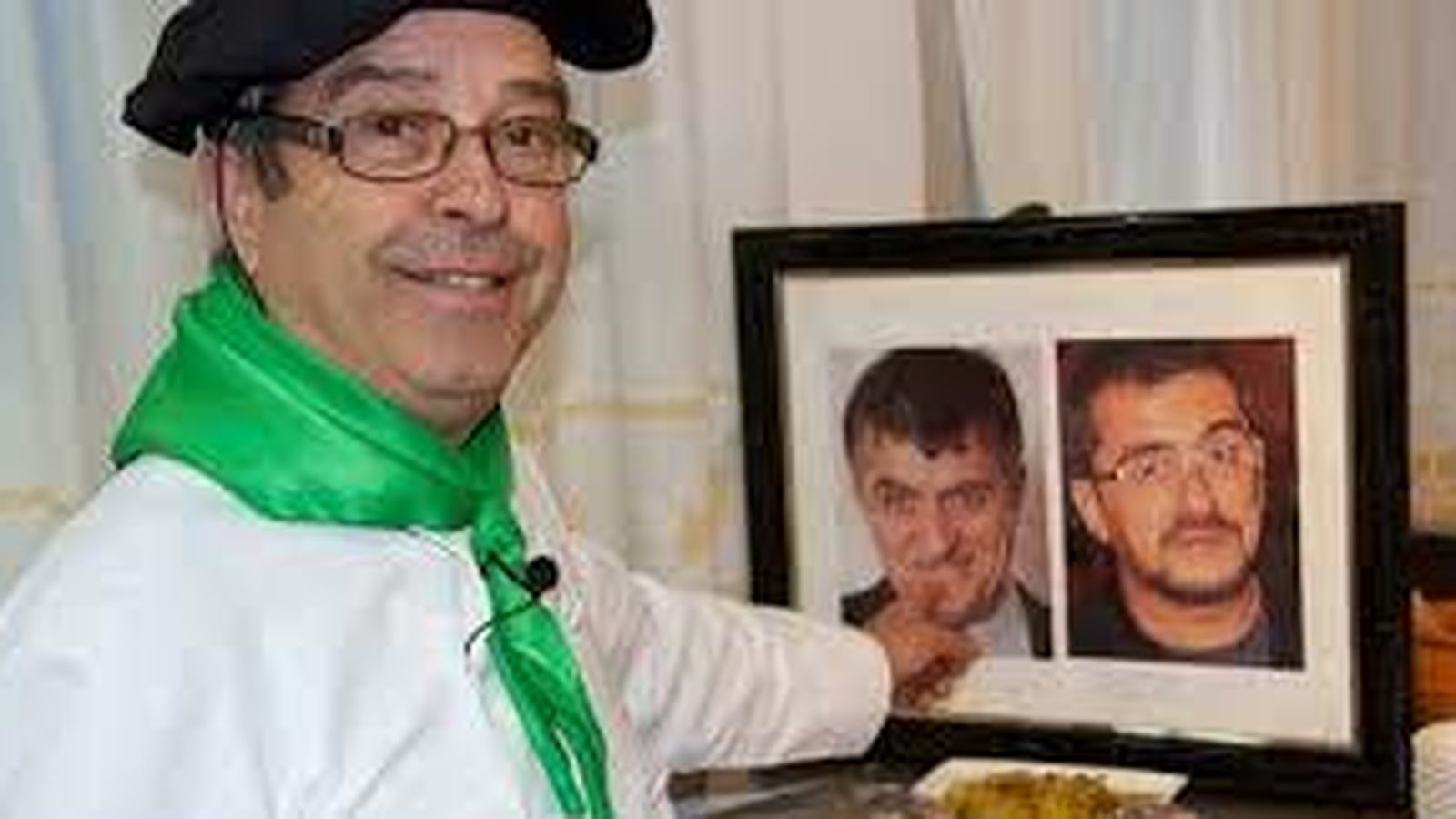 Santamaría, mostrando una foto de Wyoming y Buenafuente.