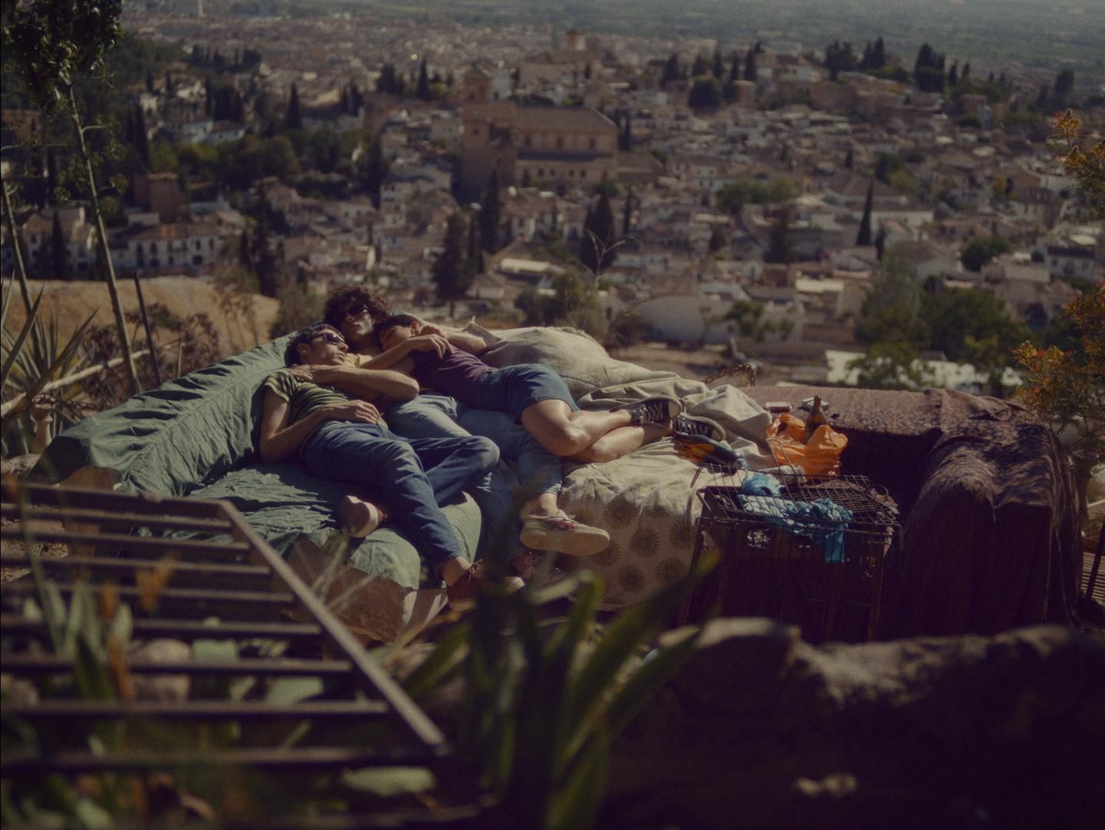 Fotograma de la película, el abrazo a tres con Granada de fondo. Fotograma de la película, el abrazo a tres con Granada de fondo.