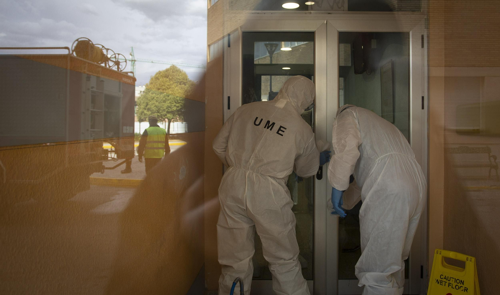 Coronavirus: Las imágenes del segundo día laboral de cuarentena en Sevilla