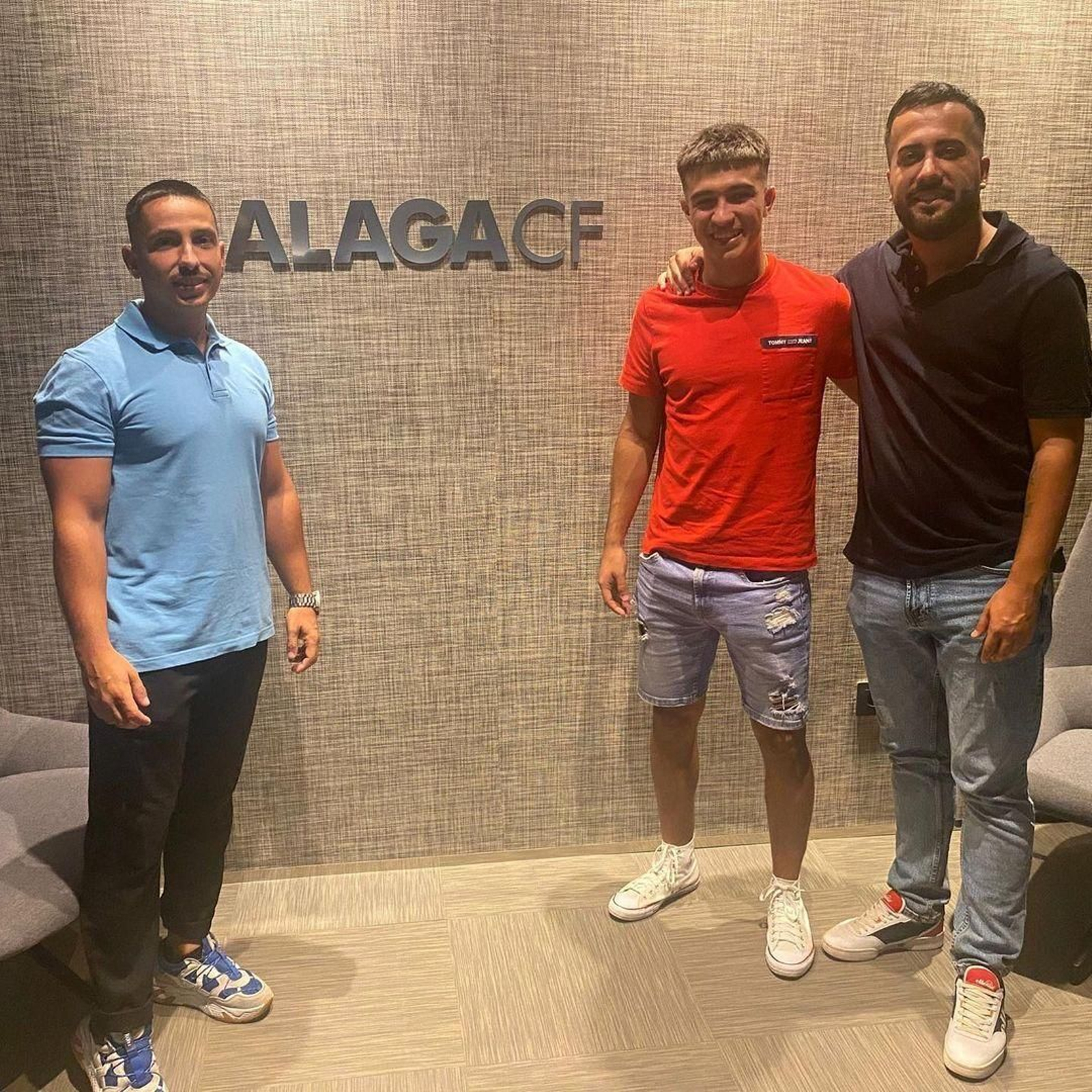 Pablo Arriaza, con sus agentes en La Rosaleda.