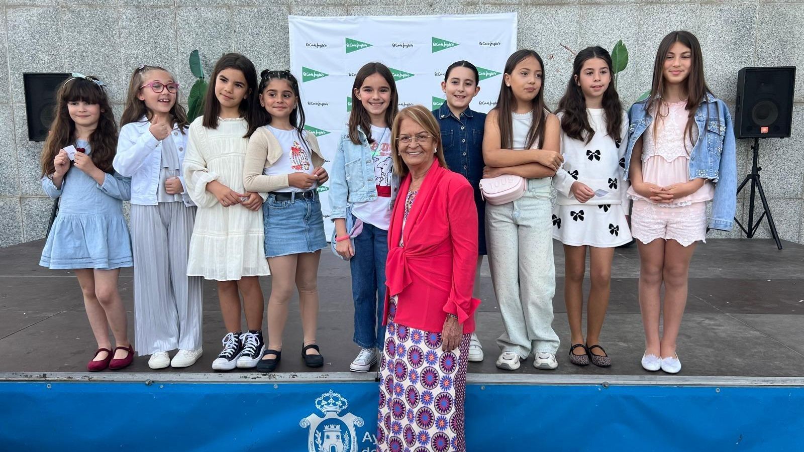 La reina y las damas infantiles, con la delegada de Fiestas.