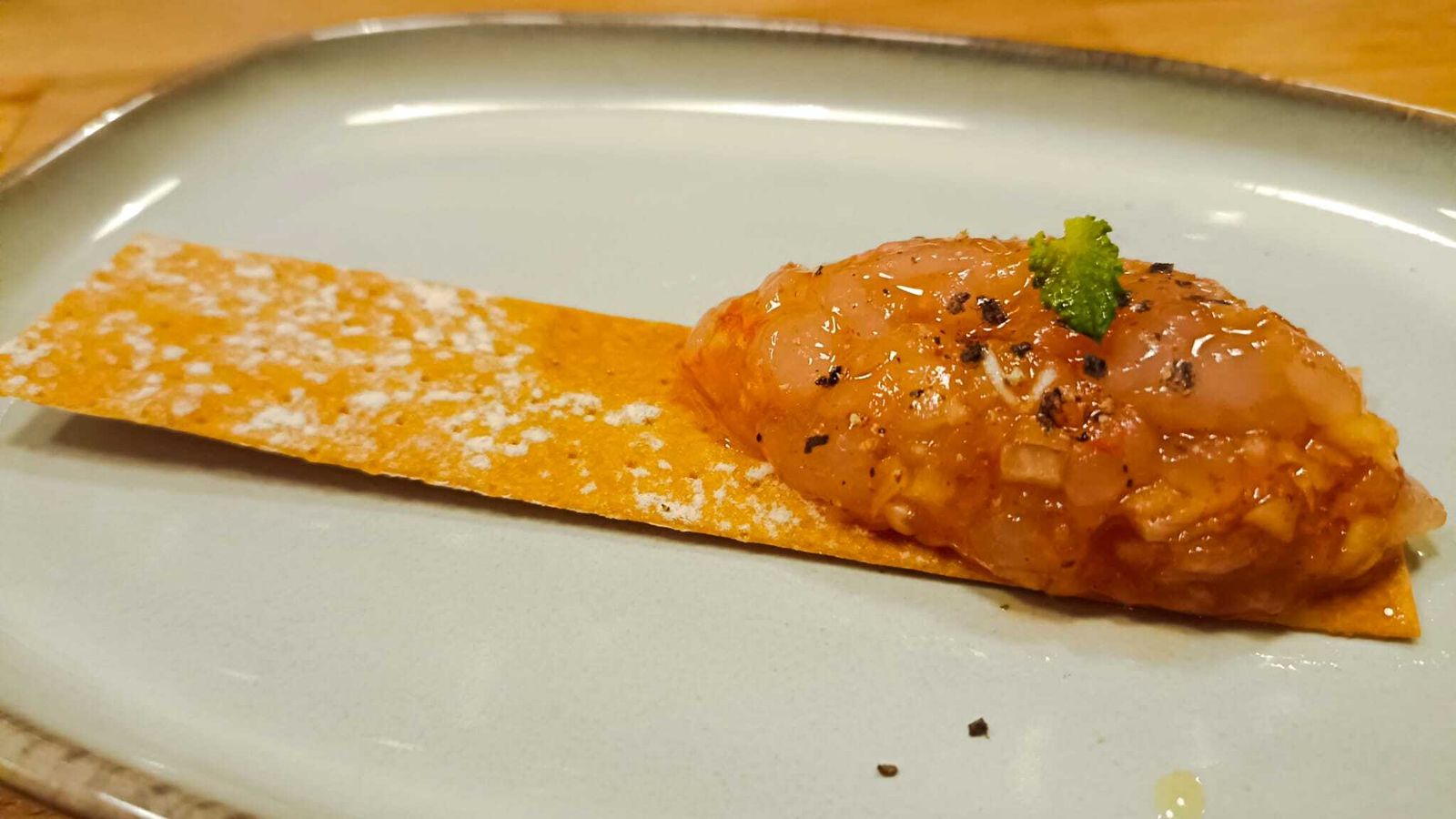 El tartar de gamba blanca con kimchi, miel y hierbabuena.