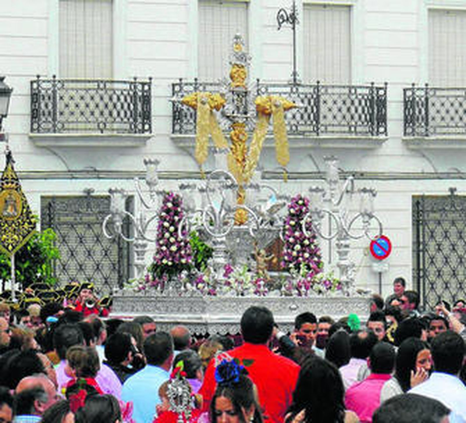 Cruz perteneciente a la calle La Fuente de Rociana del Condado, una d elas denominadas 'grandes'.