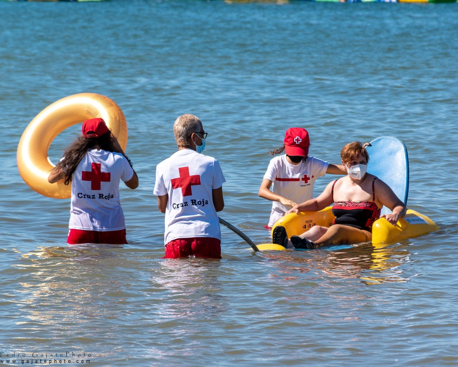 Voluntarios de Cruz Roja con una usuaria del programa.
