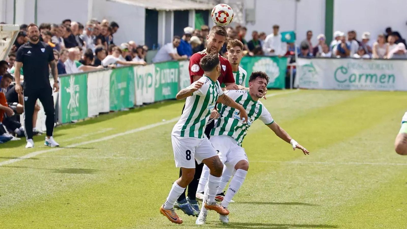 Francis Ferrón salta, rodeado de adversarios, durante el Juventud de Torremolinos-La Unión Atlético