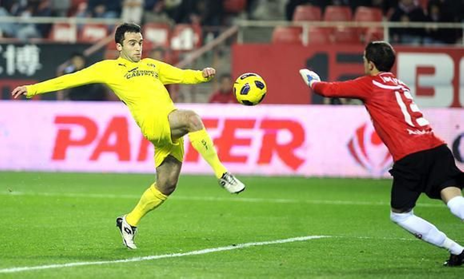 El Sevilla celebra la vuelta de Sergio Sánchez a los terrenos de juego con el pase a las semifinales de Copa del Rey ante el Villarreal (3-0). / AFP