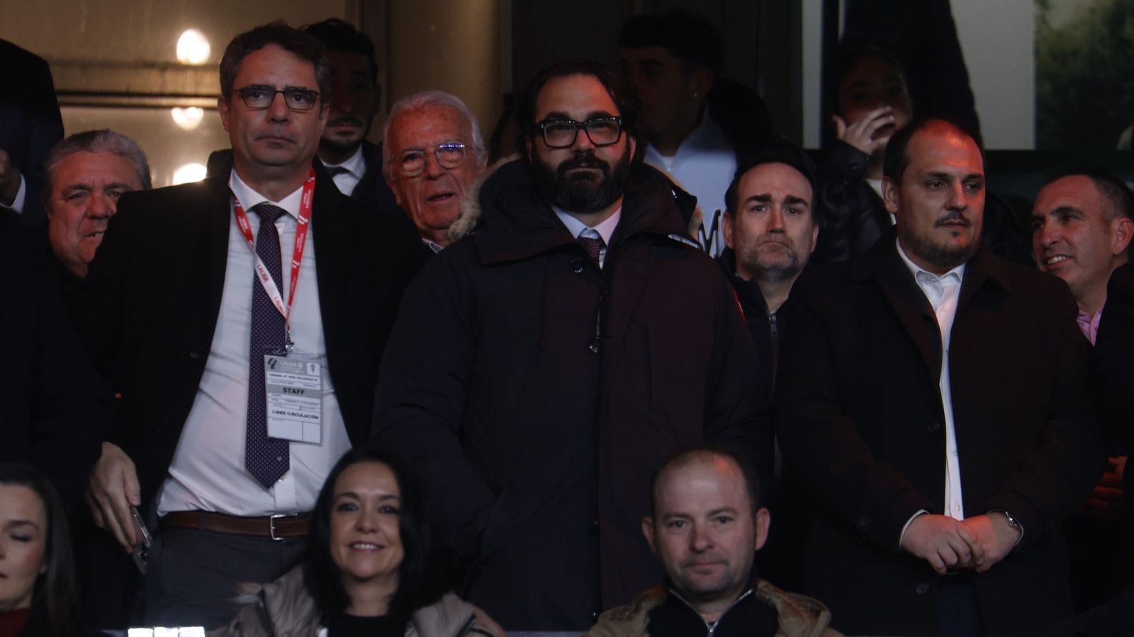 Víctor Orta -el director deportivo del Valladolid-, en el centro de la imagen, en el palco de El Arcángel.