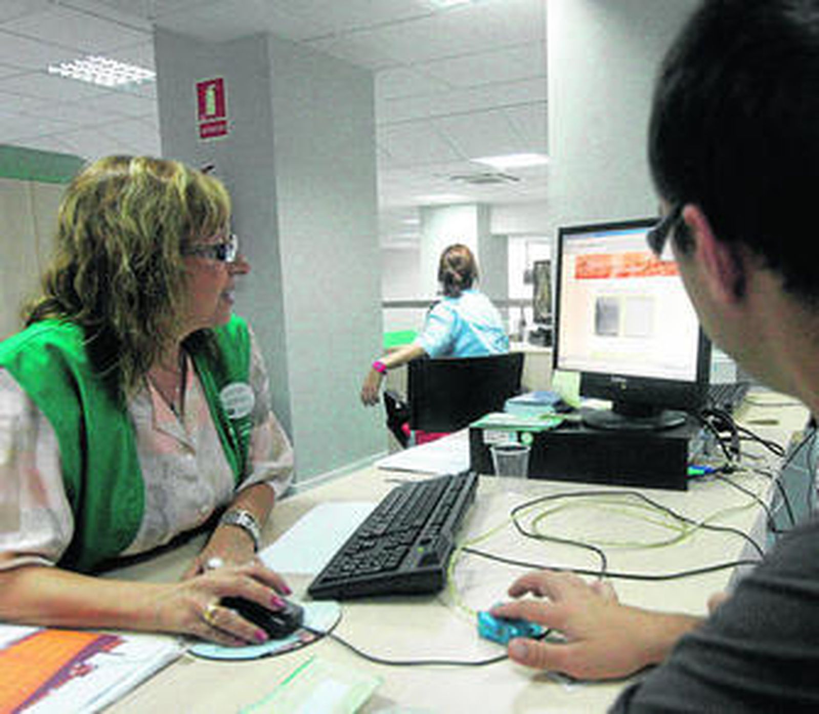 Un usuario está gestionando el registro de su huella digital en la unidad de barrio del SAE.