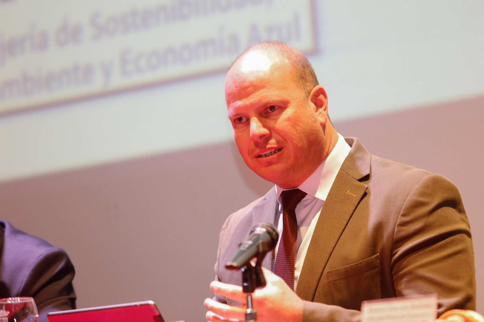 Las fotos de la jornada sobre el alga invasora en Tarifa