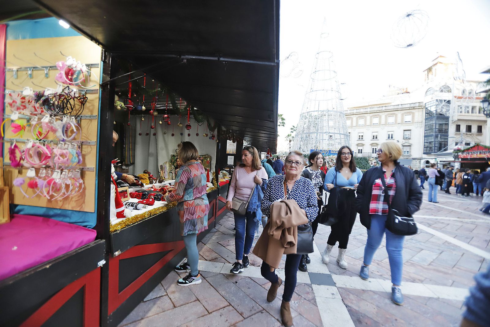 Imágenes del mercado navideño de la Plaza de Las Monjas