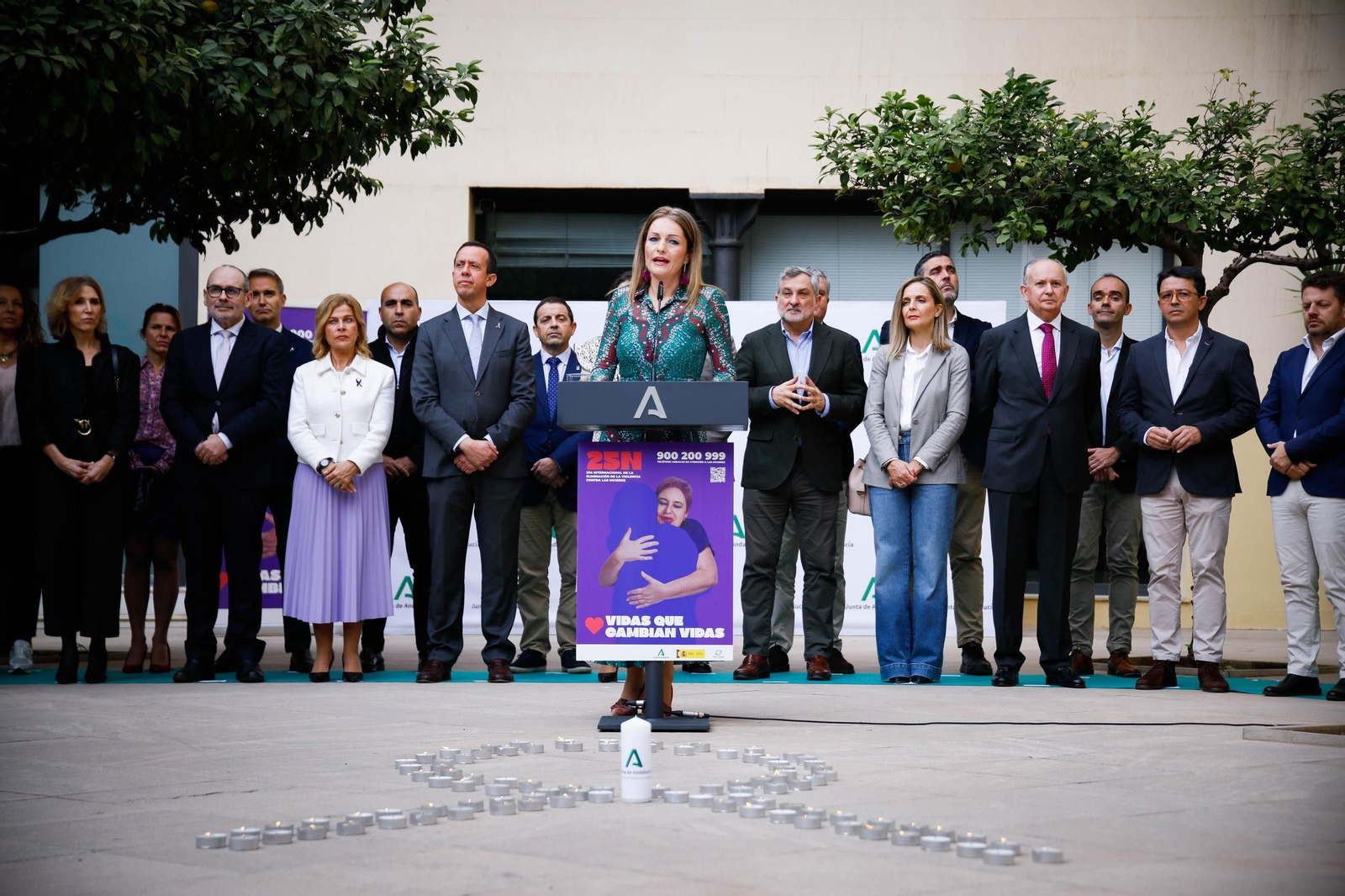 Lectura del manifiesto del 25-N en la Delegación de Gobierno de la Junta de Andalucía en Almería.