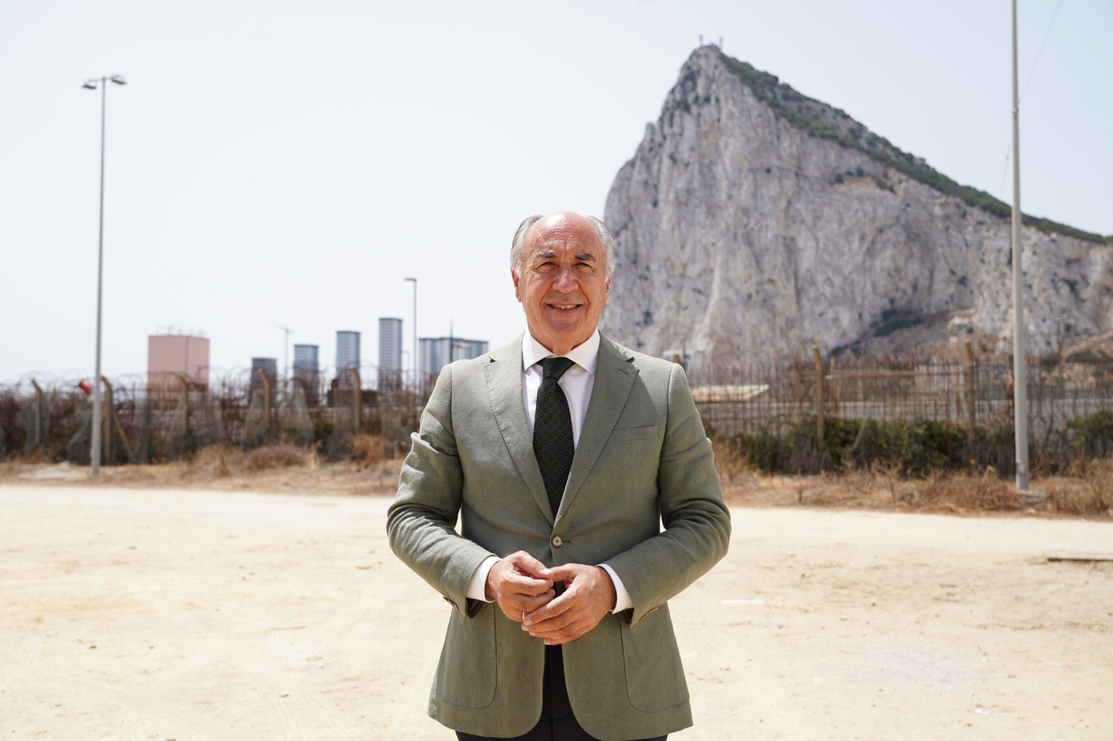 El alcalde de Algeciras, José Ignacio Landaluce, con el Peñón de Gibraltar  al fondo.