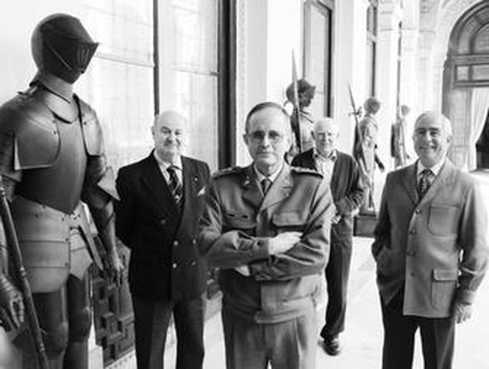 Los coroneles Blas Matitos, Carlos Santos y José Gómez, en Capitanía. Detrás, Ricardo Marín, que fue soldado en Soria 9.