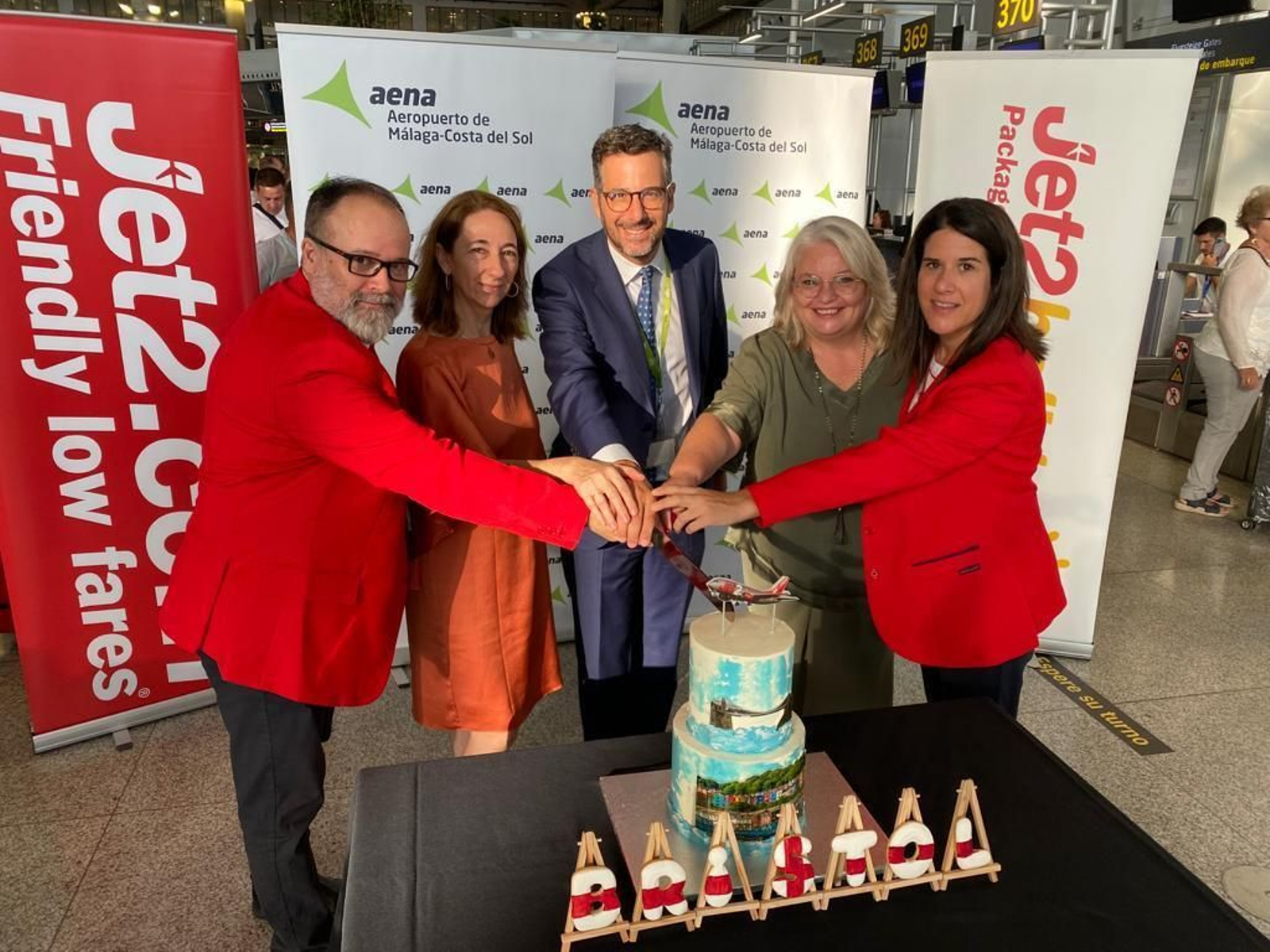 Imagen de las autoridades cortando la tarta conmemorativa del vuelo entre Málaga y Bristol