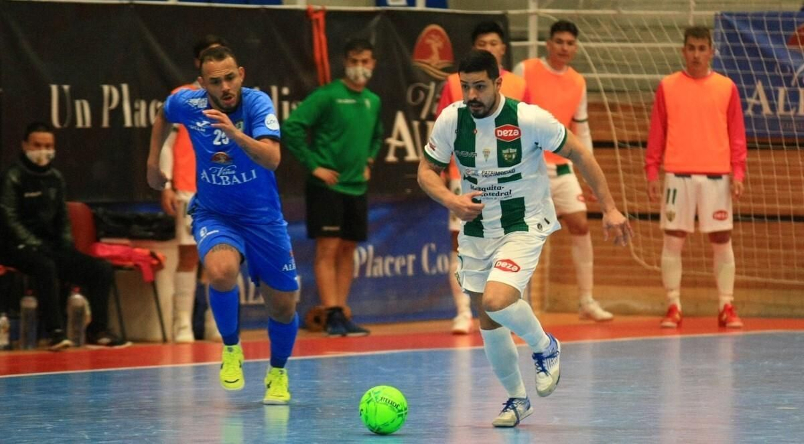 Jesús Rodríguez conduce el balón perseguido por Matheus Preá, del Valdepeñas.