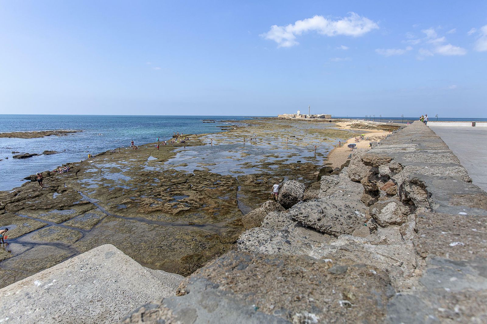 Lugar en el que se ha llegado a perder medio metro del pretil junto al Baluarte de los Mártires.