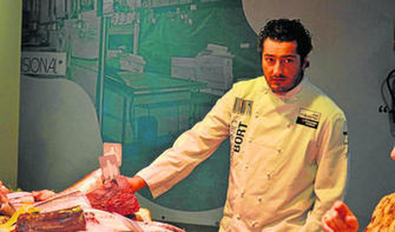 Antonio Bort en el Mercado de la Encarnación mientras selecciona los productos para uno de sus menús.