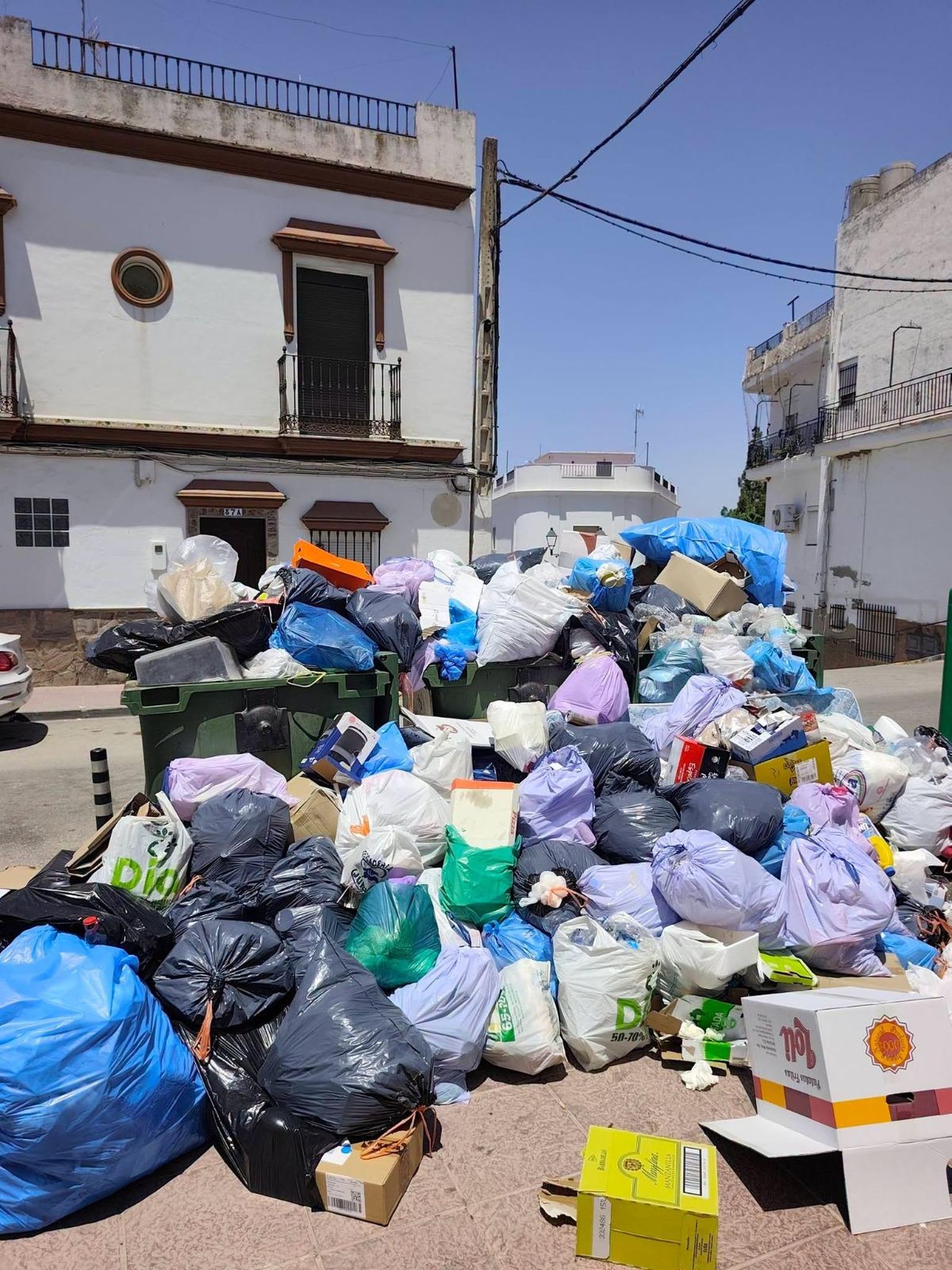 Calor y malos olores: Las Cabezas lleva una semana en huelga de basura