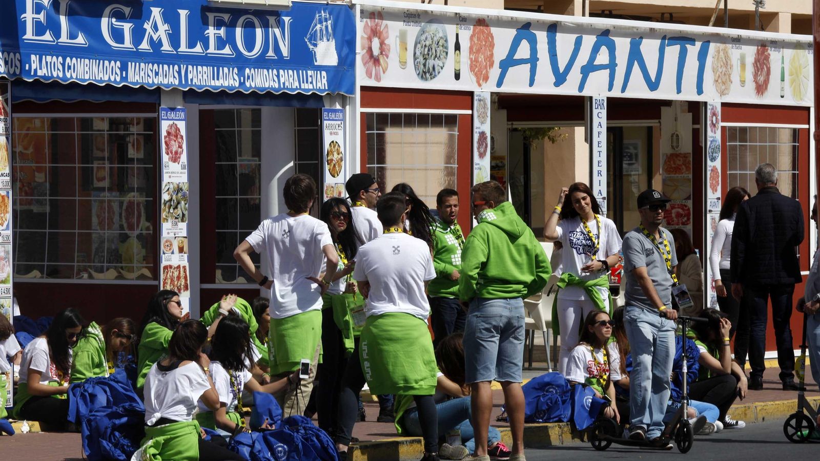 Estudiantes lusos junto a negocios puntaumbrieños