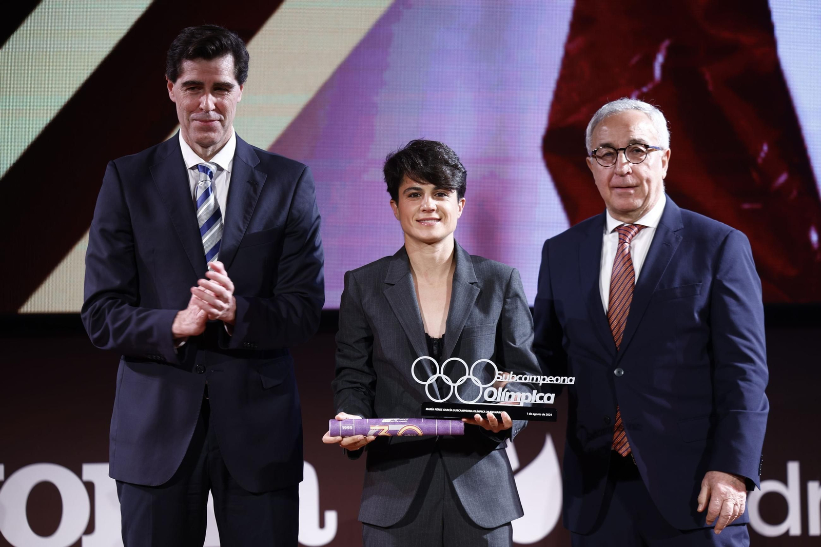 María Pérez posa con el premio obtenido.