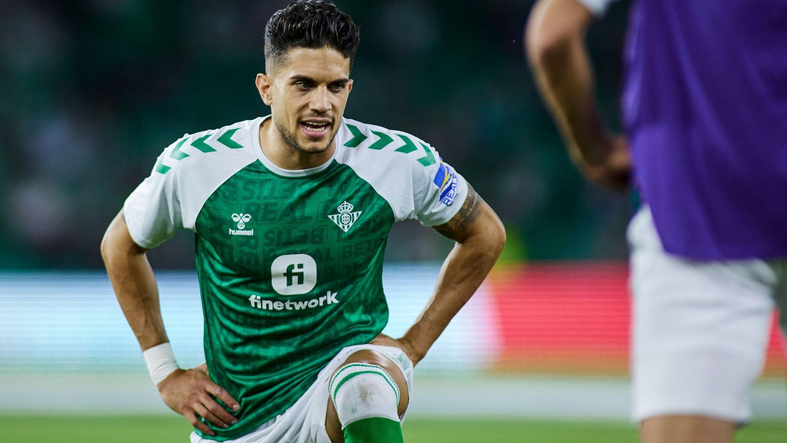 Marc Bartra, en el calentamiento en un partido de esta temporada.