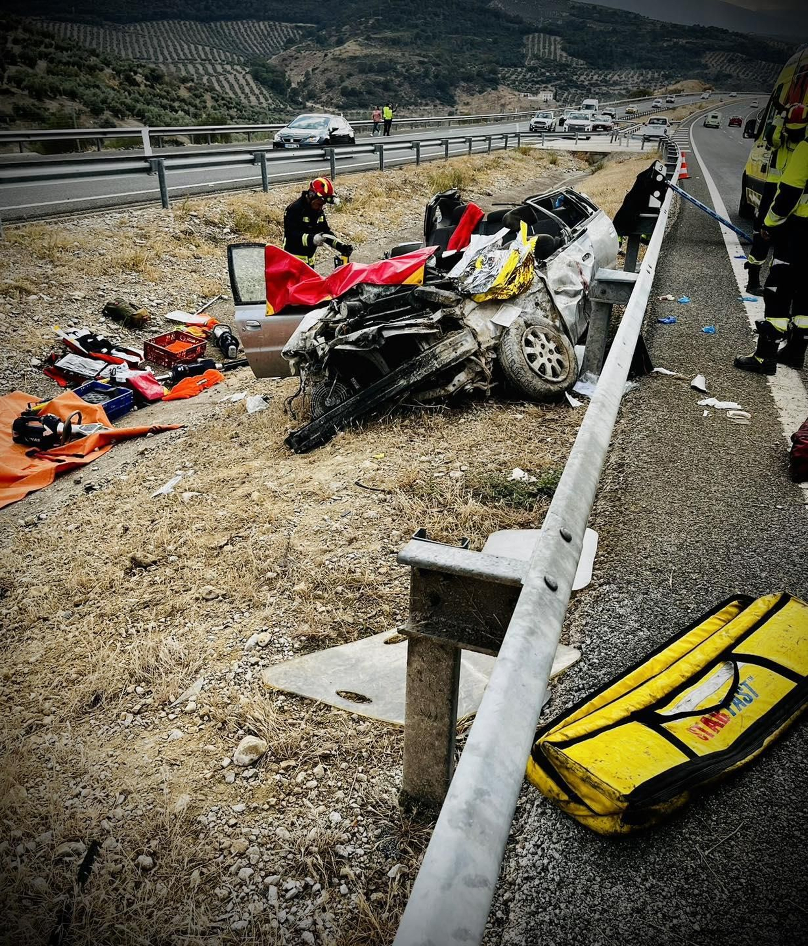 Tareas de los Bomberos tras excarcelar a uno de los heridos.