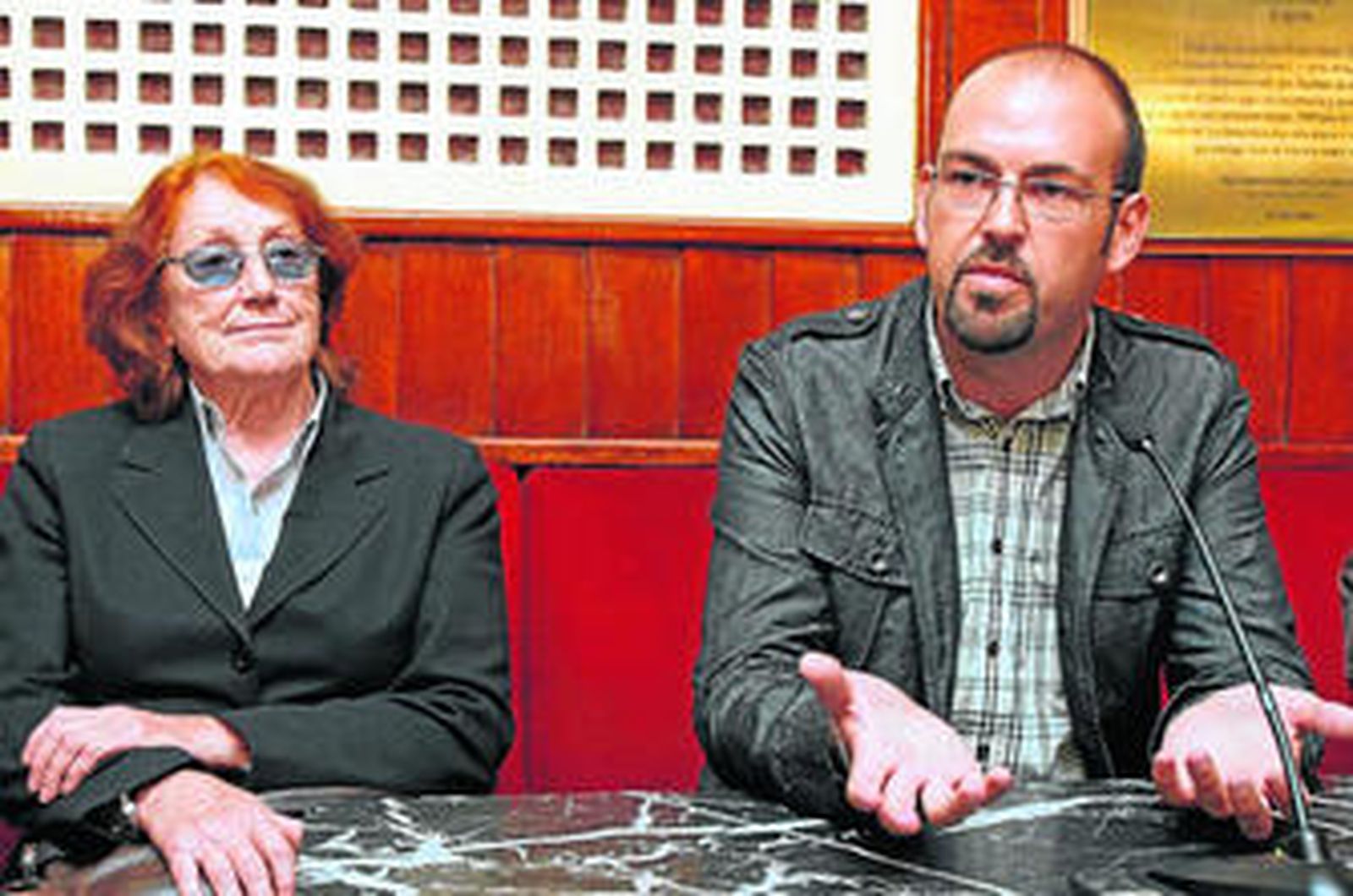 La escritora Rosa Regás junto a Antonio Montes, durante la rueda de prensa.