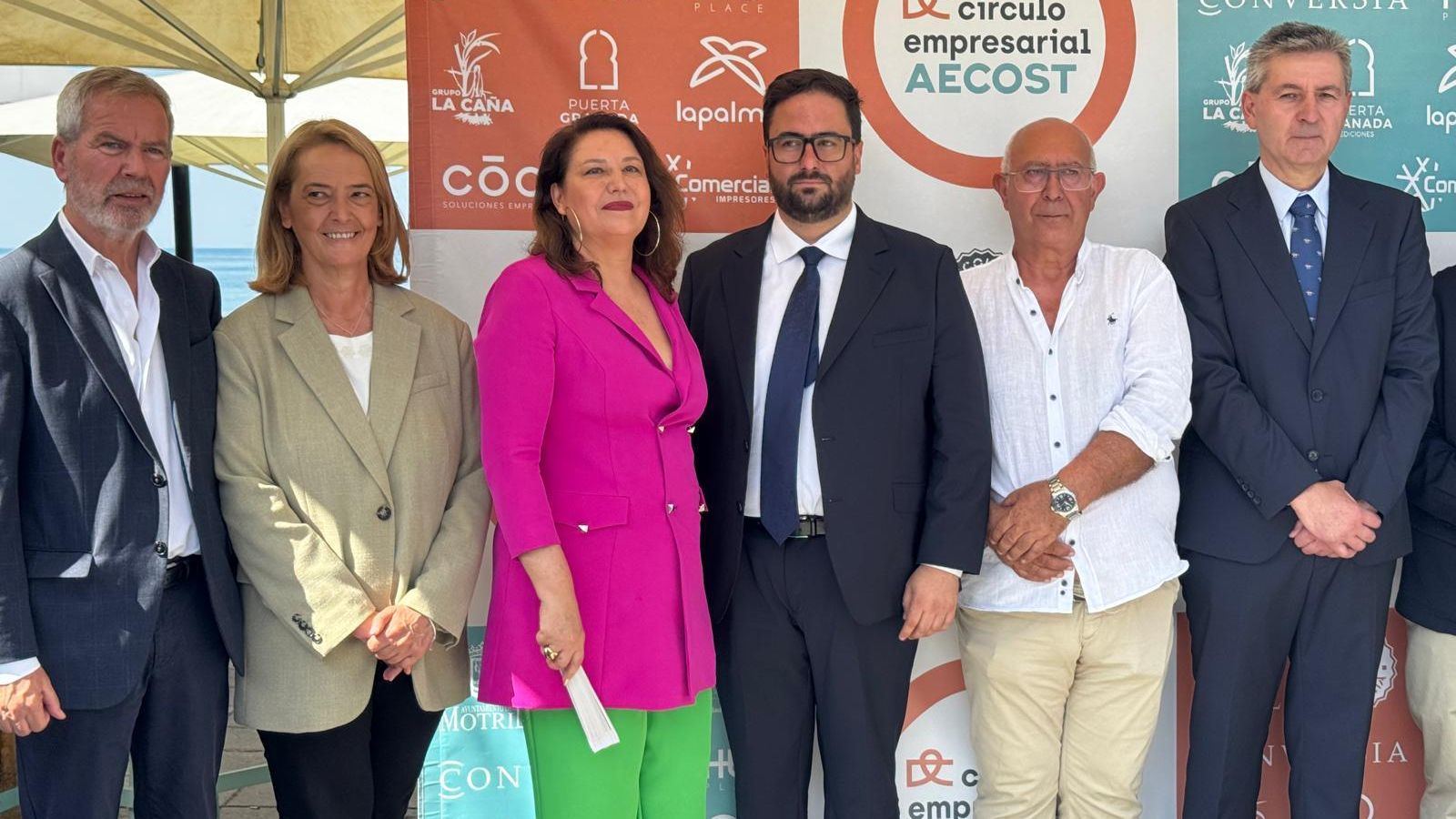Carmen Crespo junto a algunos representantes políticos, empresariales y sociales de Motril Carmen Crespo junto a algunos representantes políticos, empresariales y sociales de Motril