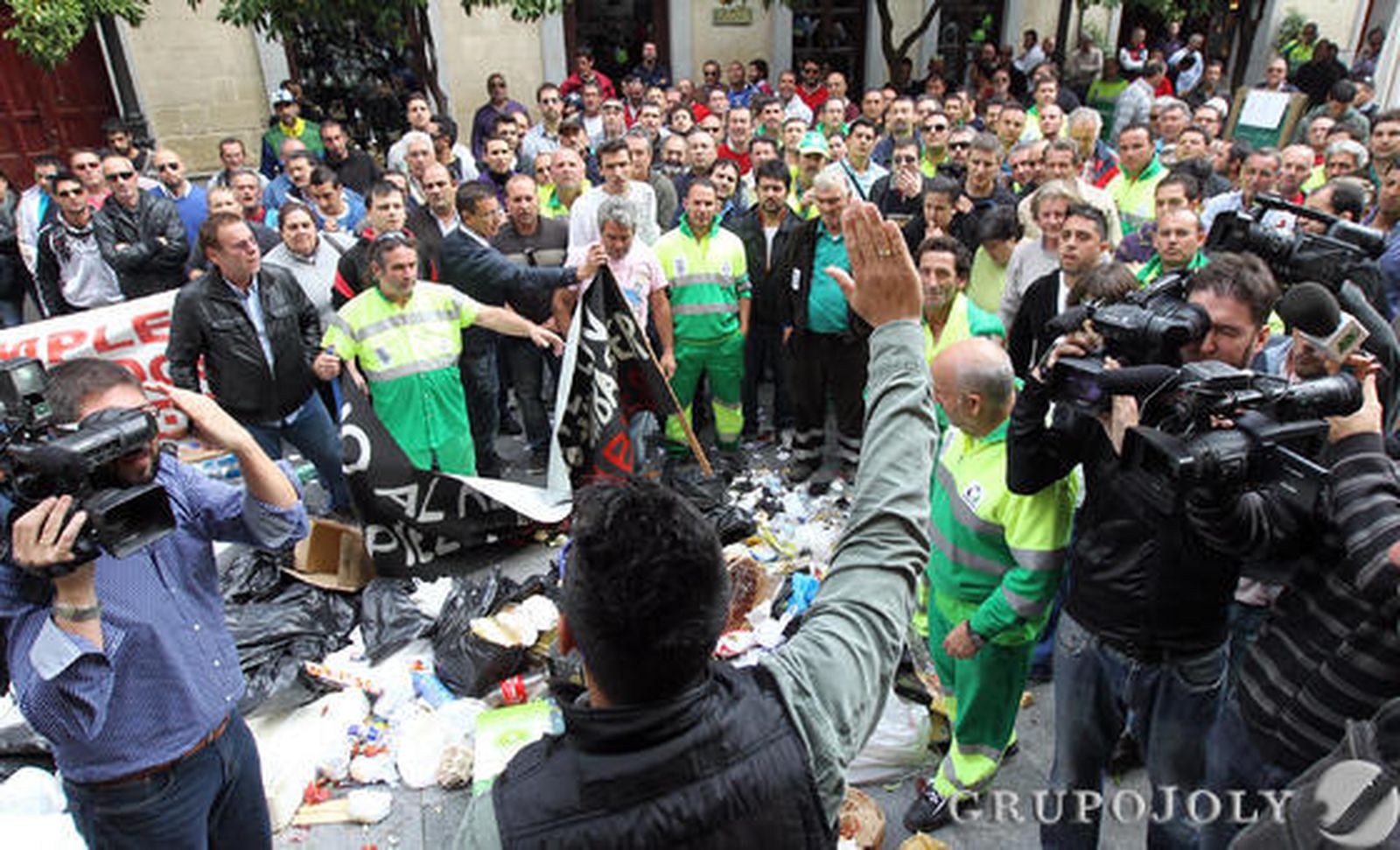 Los trabajadores de la concesionaria de limpieza pública esparcieron bolsas de basura frente a las puertas del Ayuntamiento durante una concentración

Foto: Miguel Angel Gonzalez