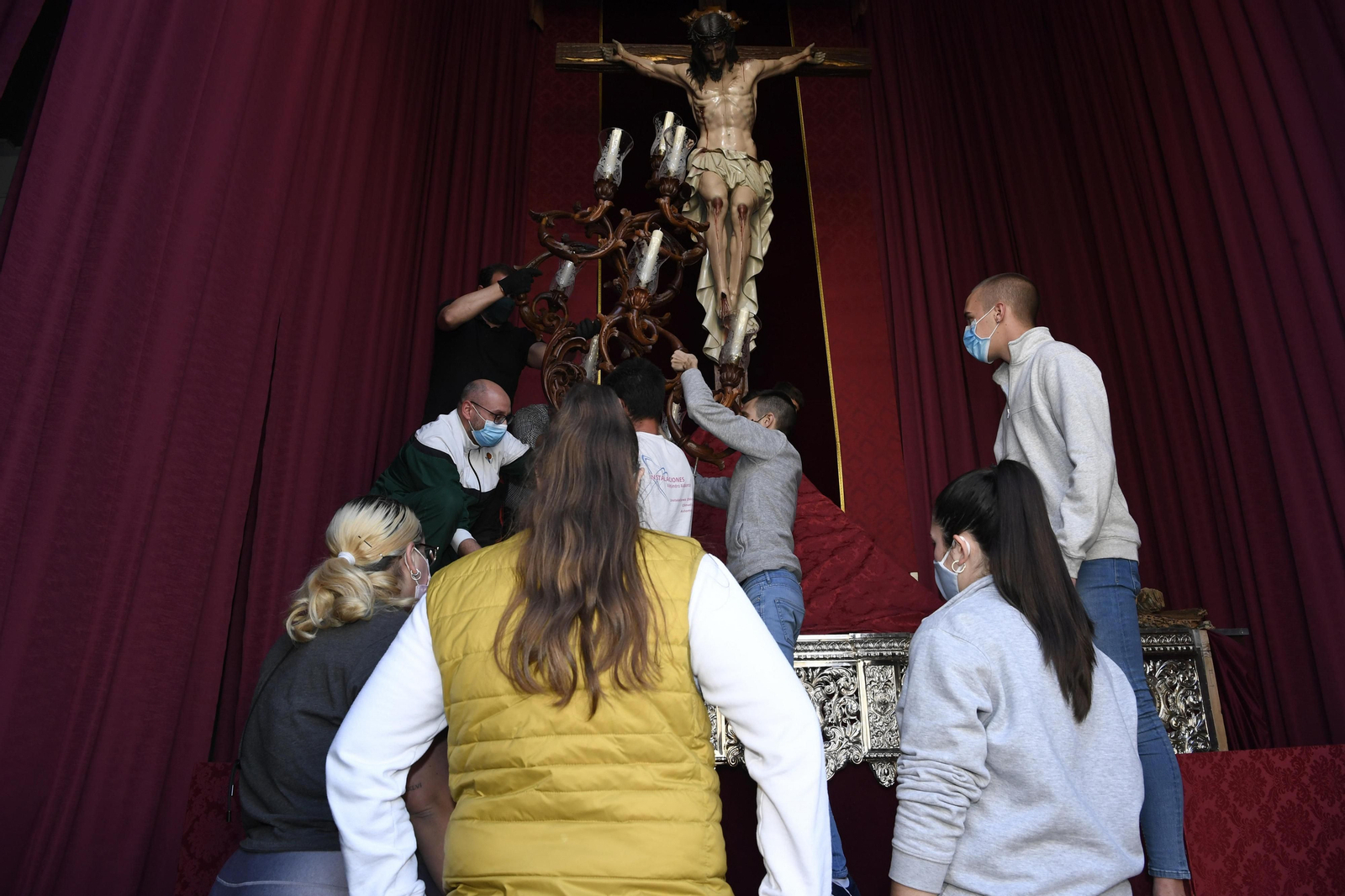 Reportaje: Montaje del altar de Los Salesianos