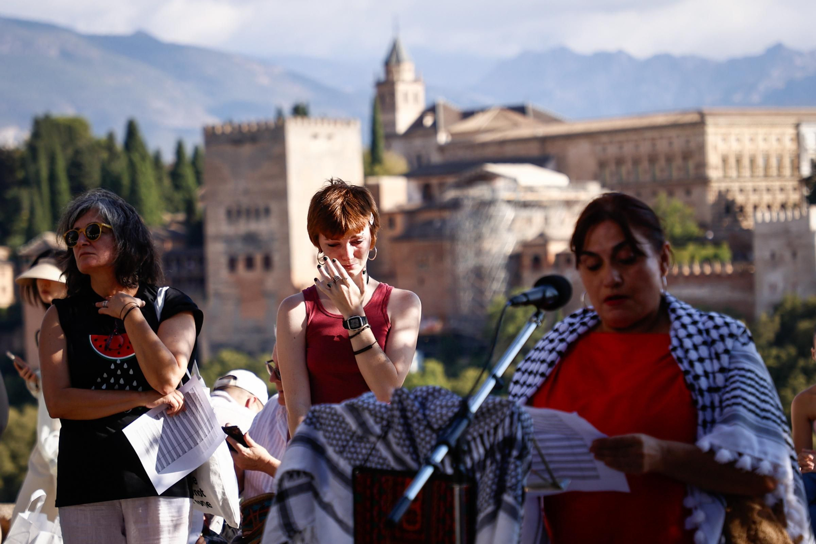 Lágrimas frente a la Alhambra, en imágenes: así se leyeron en Granada los nombres de los niños muertos en Gaza