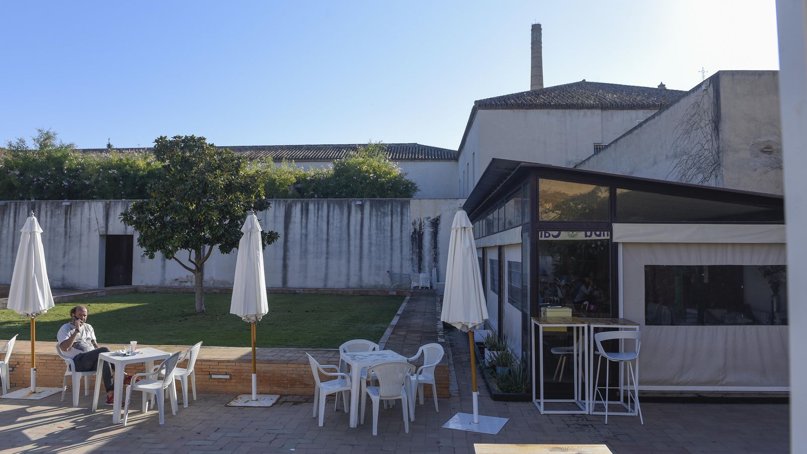 Veladores, parasoles, toldos y otras estructuras en el interior del recinto de un BIC