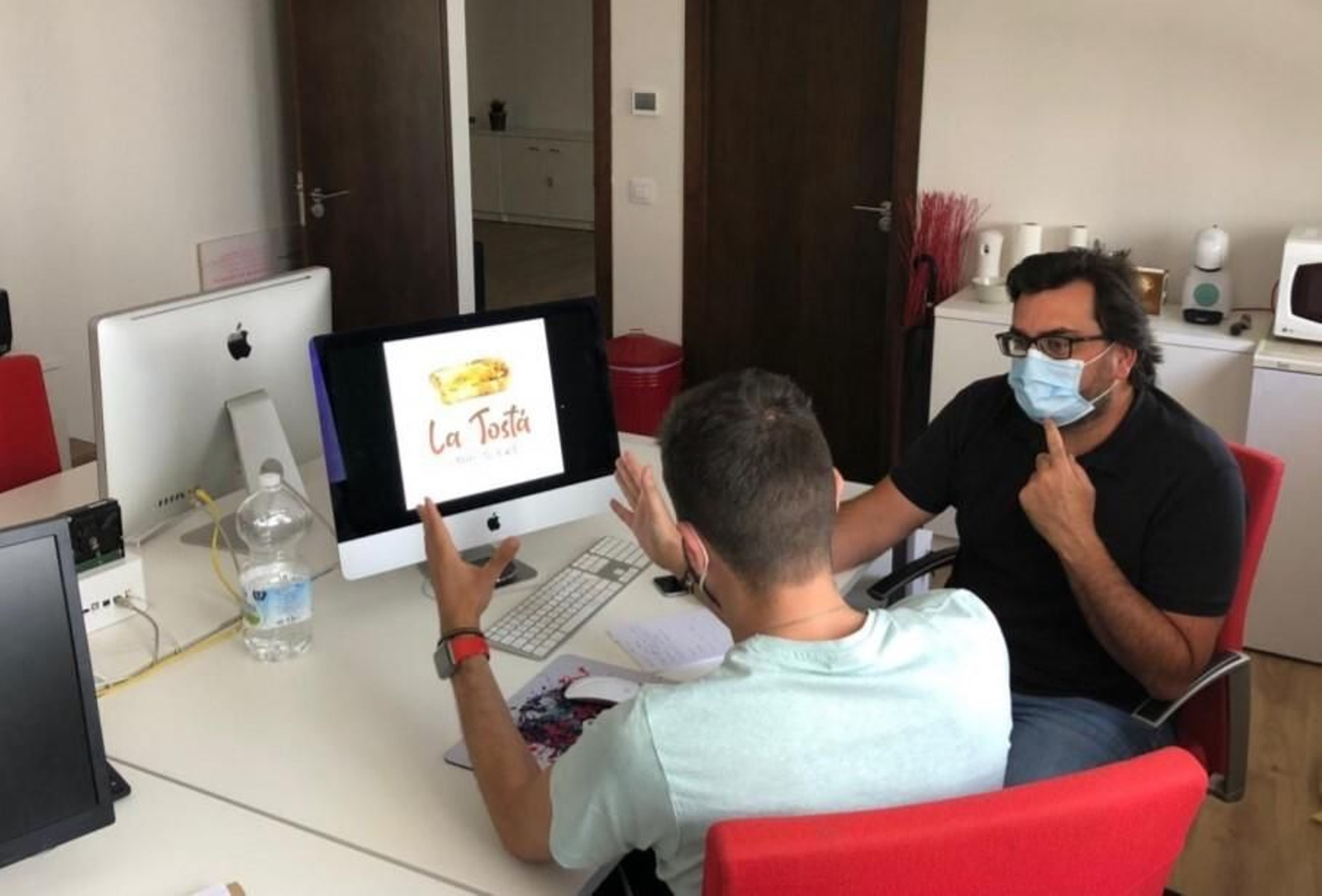 El presidente de Vive Chiclana, Javier Díaz, y uno de los socios de La Tostá, durante una reunión de trabajo relacionada con esta iniciativa.