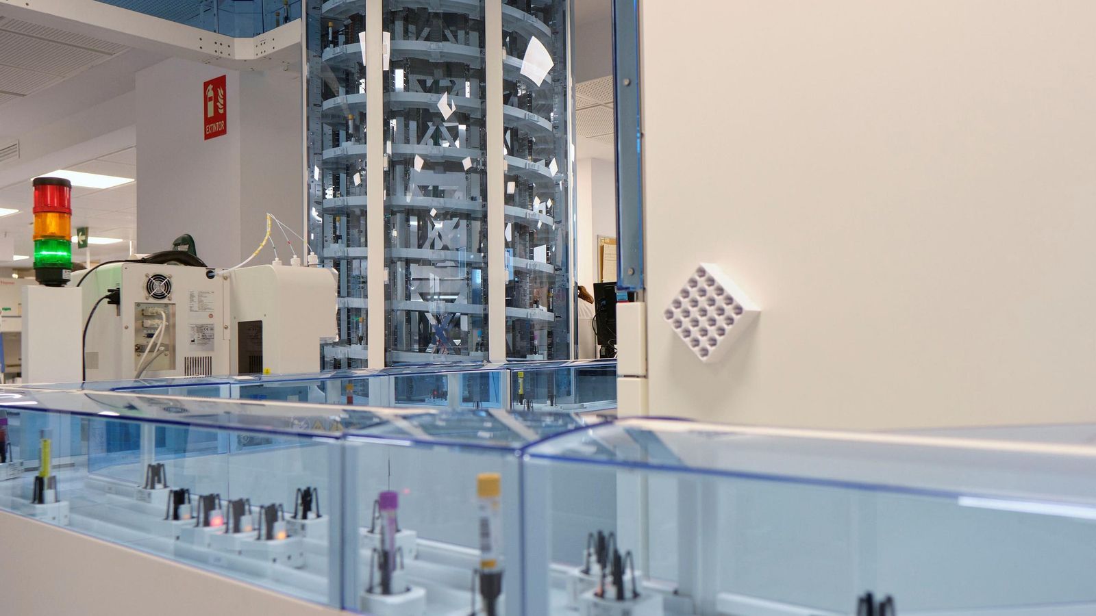 Parte del recorrido de las muestras por las instalaciones del laboratorio.