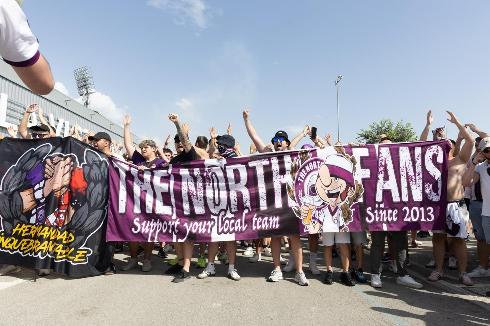 El épico recibimiento de la afición lagarta al Real Jaén, en imágenes