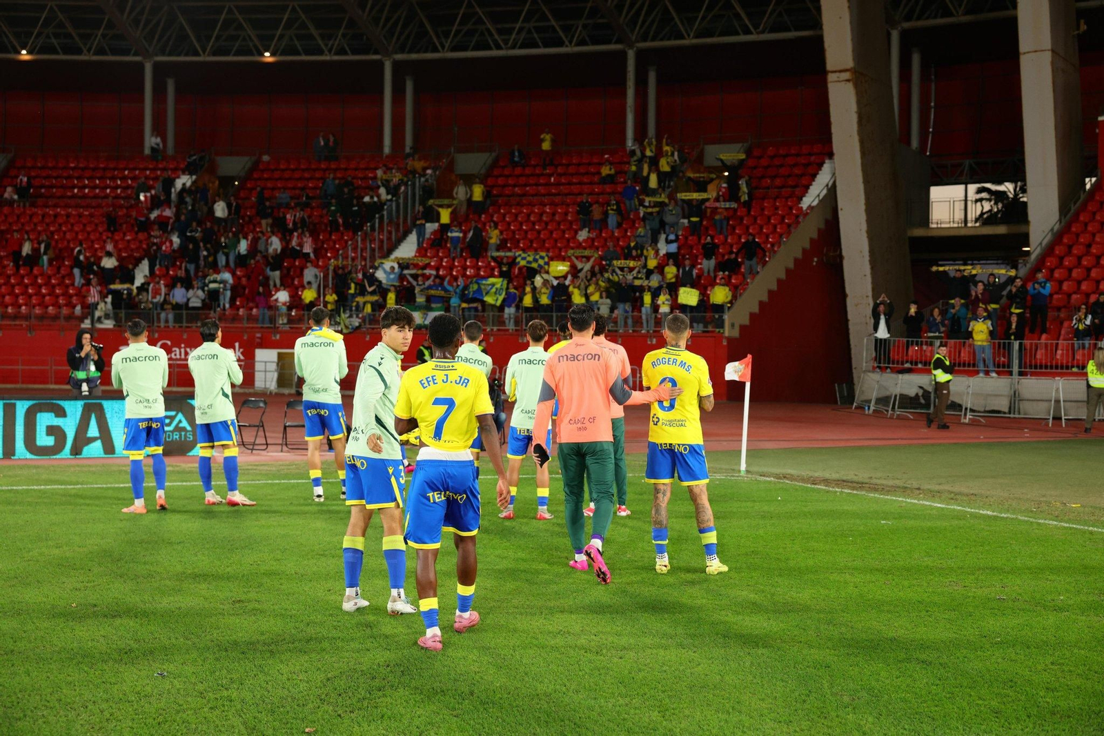 Jugadores del Cádiz saludan a sus aficionados en Almería.
