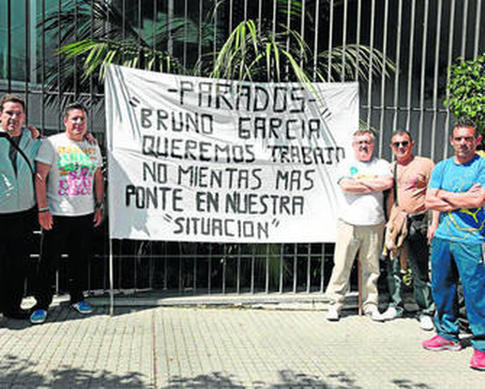 Siete desempleados acuden diariamente a reclamar un trabajo ante la sede del IFEF en la cuesta de las Calesas.