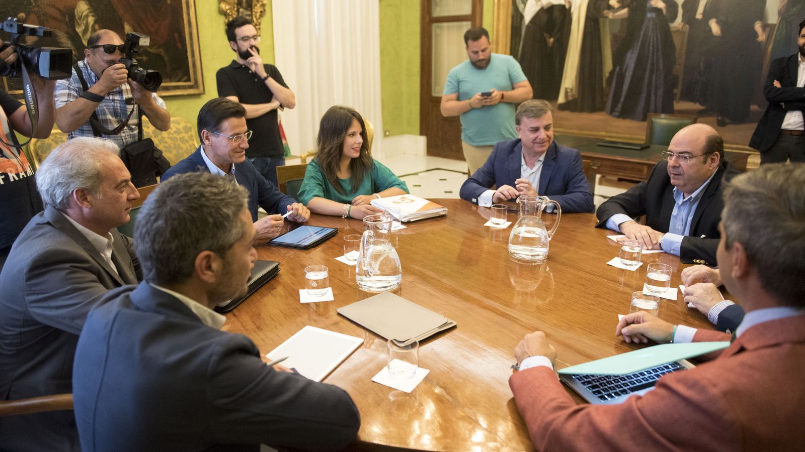 La comisión de negociación de Cs y PP reunida para acordar el reparto de áreas.