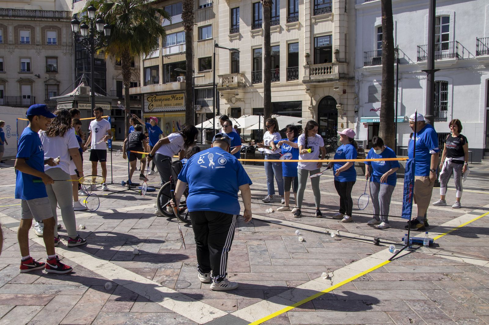 Imágenes del II Día del Bádminton inclusivo en la Plaza de las Monjas.
