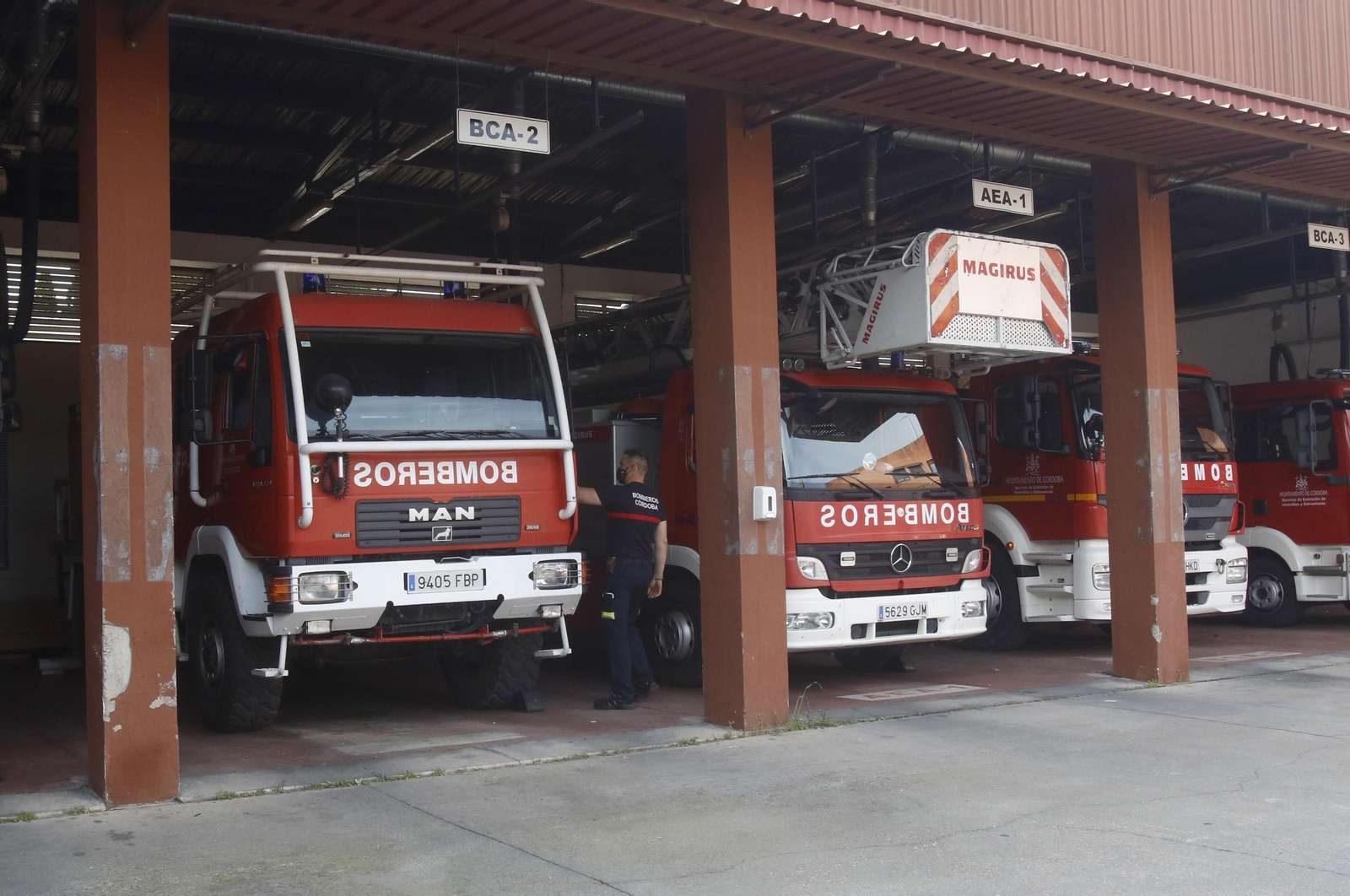 Bomberos en el parque de la avenida de los Custodios.